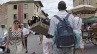 Spara tra i turisti in piazza dei Miracoli