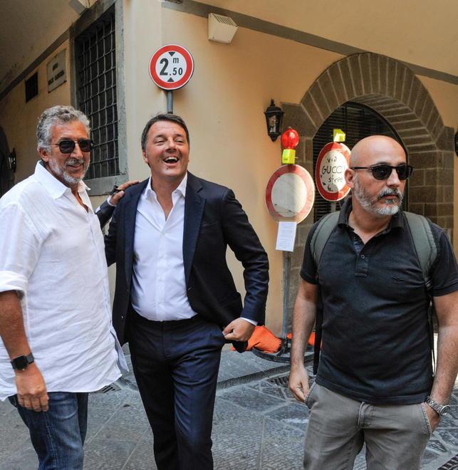 Matteo Renzi con il produttore Lucio Presta (a sinistra) e il regista Alberto Di Pasquale (a destra) - (Foto Sestini)