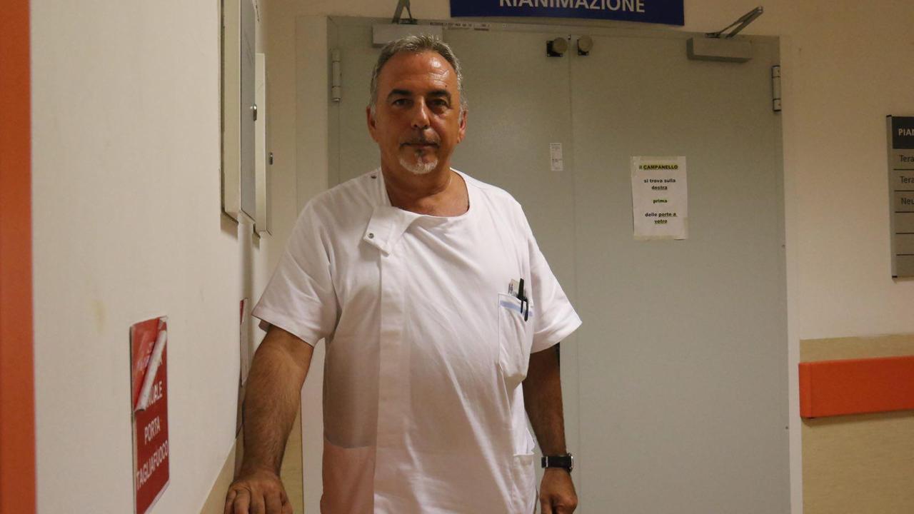 Fabio Gasperini nel reparto di rianimazione in cui lavora