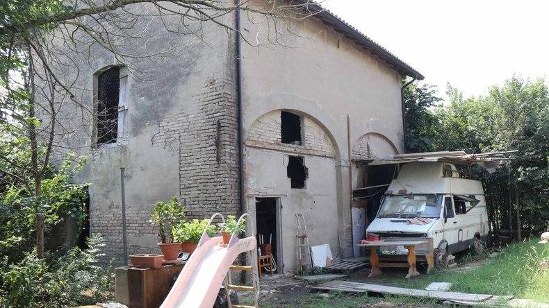 «Il terremoto del 2012 ci ha portato via tutto. Viviamo in un camper con i nostri tre figli»