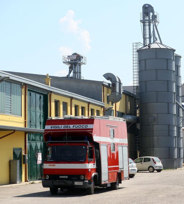 Ancora fumo dal sementificio, vigili del fuoco in azione 