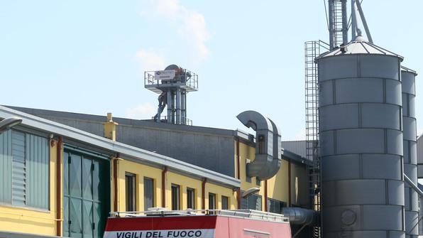Ancora fumo dal sementificio, vigili del fuoco in azione