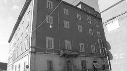 «Fuori i soldi, altrimenti ti do fuoco»
