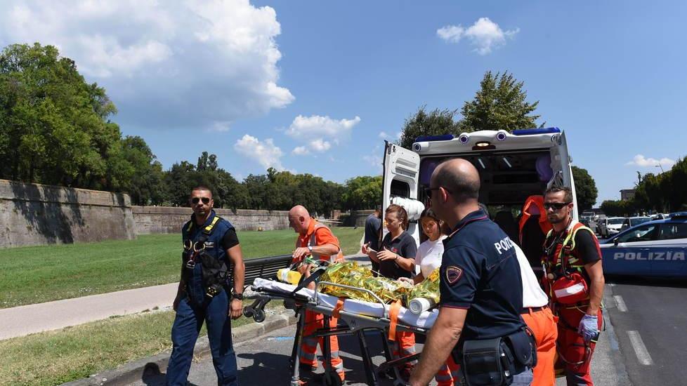 Padre e figlio cadono dalle Mura: gravemente feriti