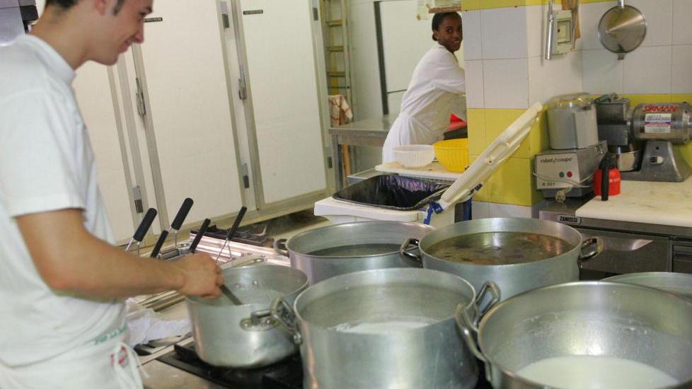 Camerieri e aiuto-bagnino, gli stagionali sono “spariti”