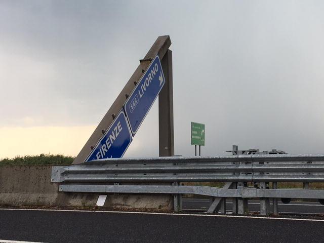 Crolla il cartello, panico sulla superstrada Firenze Pisa Livorno - Video 