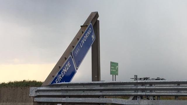 Crolla il cartello, panico sulla superstrada Firenze Pisa Livorno - Video