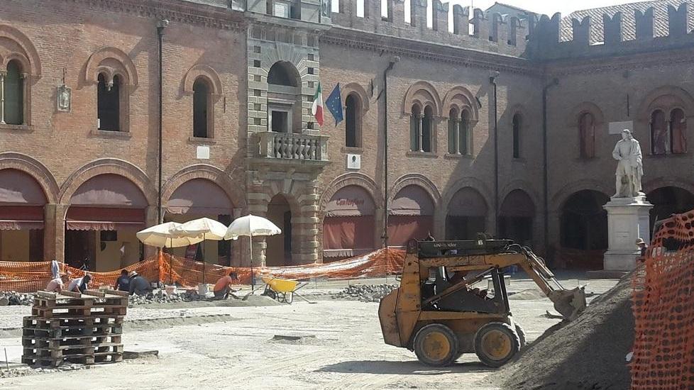 Stretta sui lavori in centro: «Finiranno per la fiera»