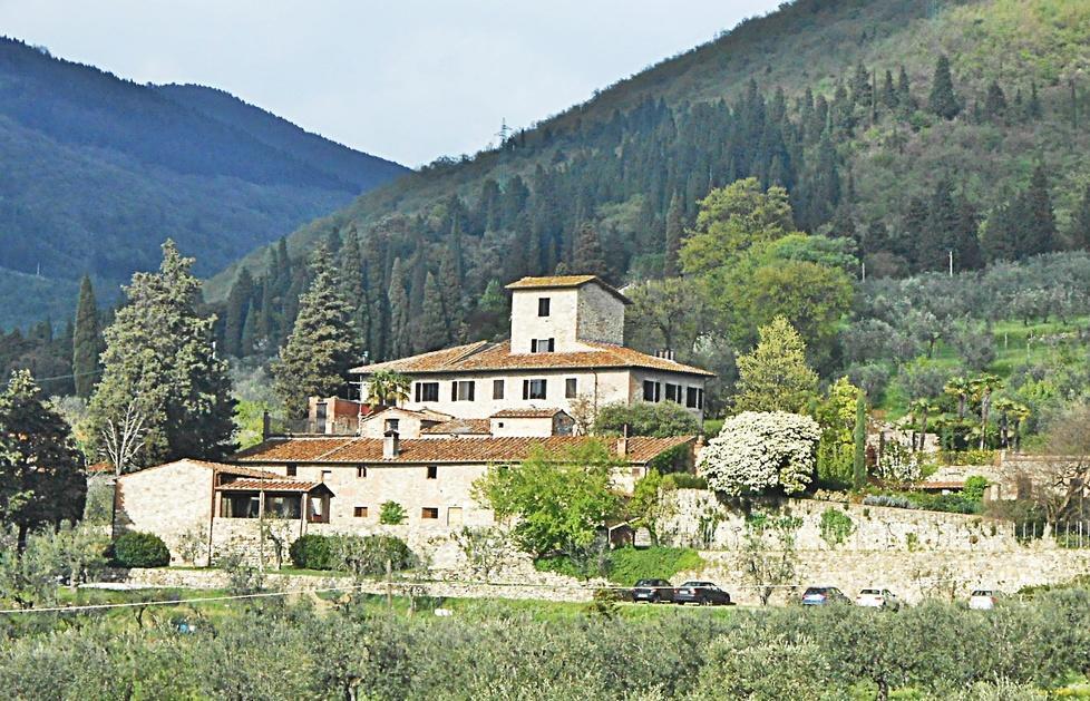 Il Comune boccia il laghetto accanto alla villa del notaio 