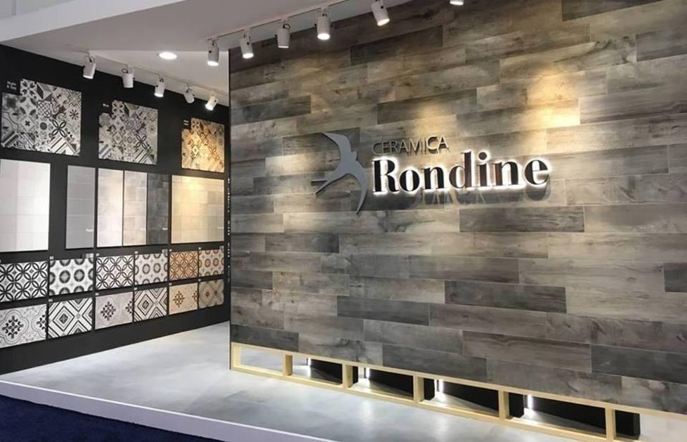 Un parete con le piatrelle in gres porcellanato della Ceramiche Rondine, gruppo con sede a Rubiera