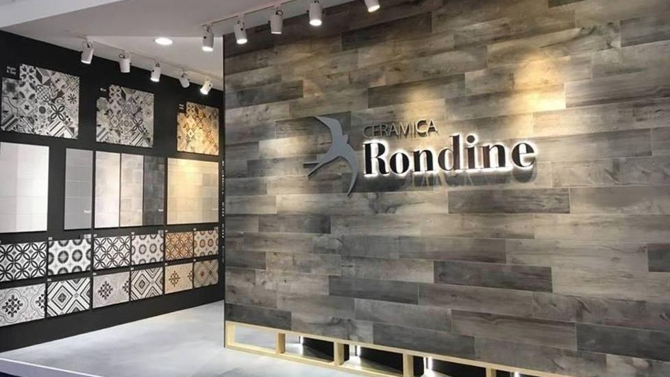 Un parete con le piatrelle in gres porcellanato della Ceramiche Rondine, gruppo con sede a Rubiera