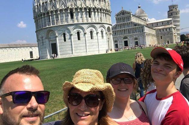 La foto ricordo dei turisti in Piazza dei Miracoli mentre i ladri svaligiavano l'auto noleggiata