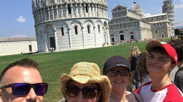 La foto ricordo dei turisti in Piazza dei Miracoli mentre i ladri svaligiavano l'auto noleggiata