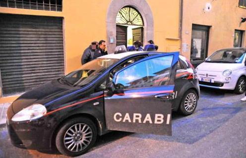 Una pattuglia dei carabinieri in via Abbi Pazienza, la strada dove i due sono stati arrestati