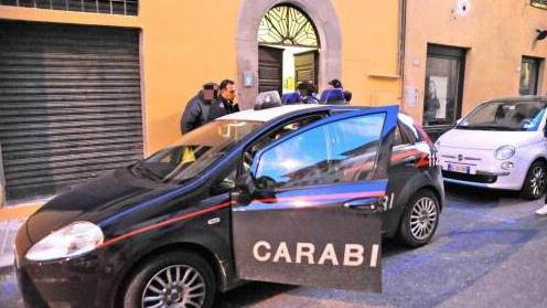 Una pattuglia dei carabinieri in via Abbi Pazienza, la strada dove i due sono stati arrestati