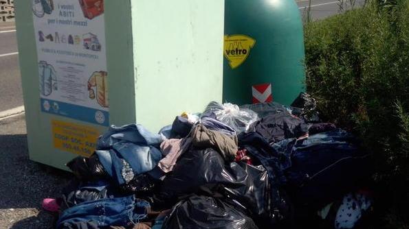 Le campane sono colme? Gli abiti usati buttati a terra