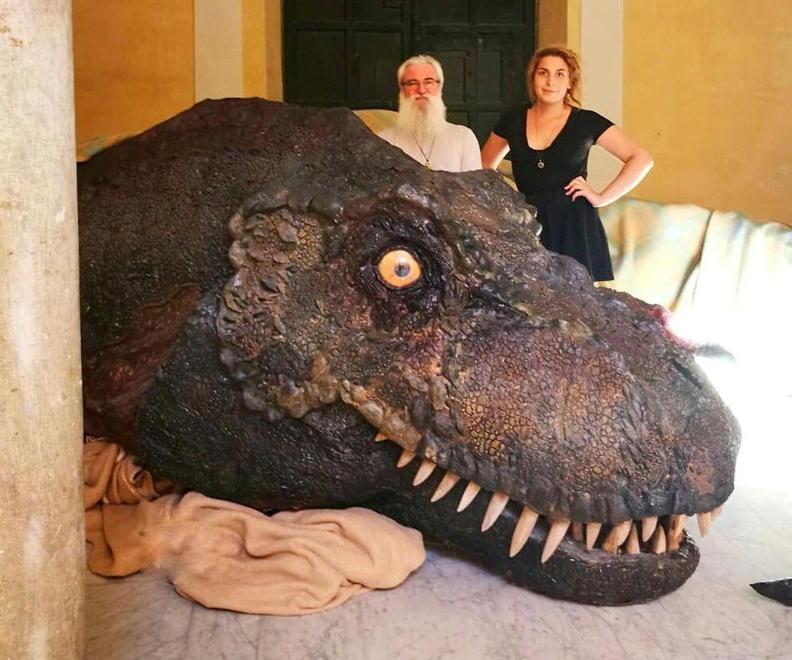 Un T-Rex in città in mostra nella corte del Museo diocesano 