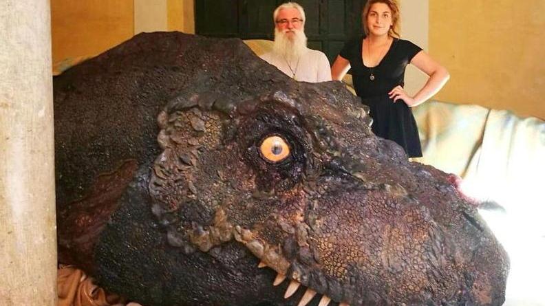 Un T-Rex in città in mostra nella corte del Museo diocesano