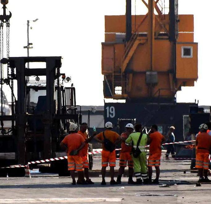 Straziato da un muletto in porto, muore un operaio di 39 anni 