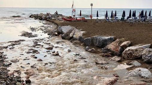 Adesso c’è il divieto di balneazione Controlli al Renaione