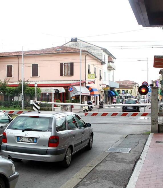 Auto contro le sbarre traffico ferroviario nel caos per oltre 2 ore