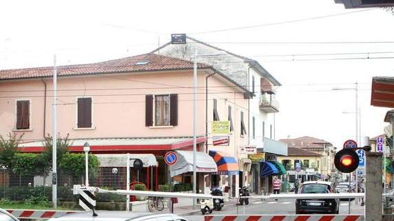 Auto contro le sbarre traffico ferroviario nel caos per oltre 2 ore