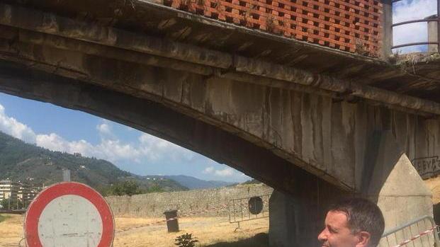 Distacco di calcinacci, vietato il transito sotto il ponte Marchi