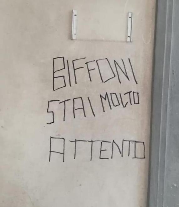 Aperta un’inchiesta sulla scritta minatoria contro il sindaco