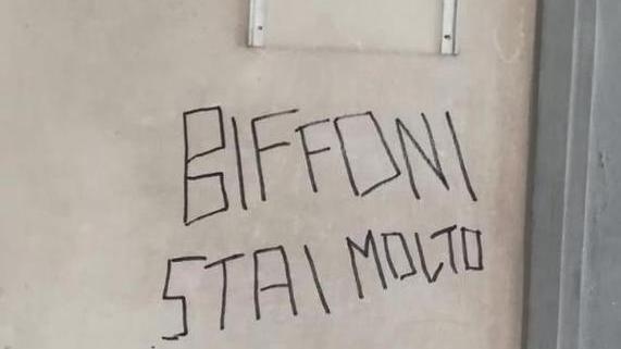 Aperta un’inchiesta sulla scritta minatoria contro il sindaco
