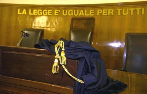 Si fece dare più di mille euro per non svelare la relazione 