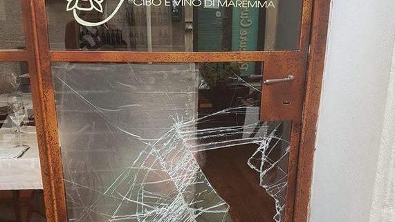 Spacca tre vetrine per rubare nei negozi Resta in carcere