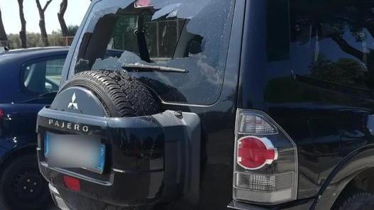 Assalto dei vandali a un suv Spaccato il lunotto posteriore