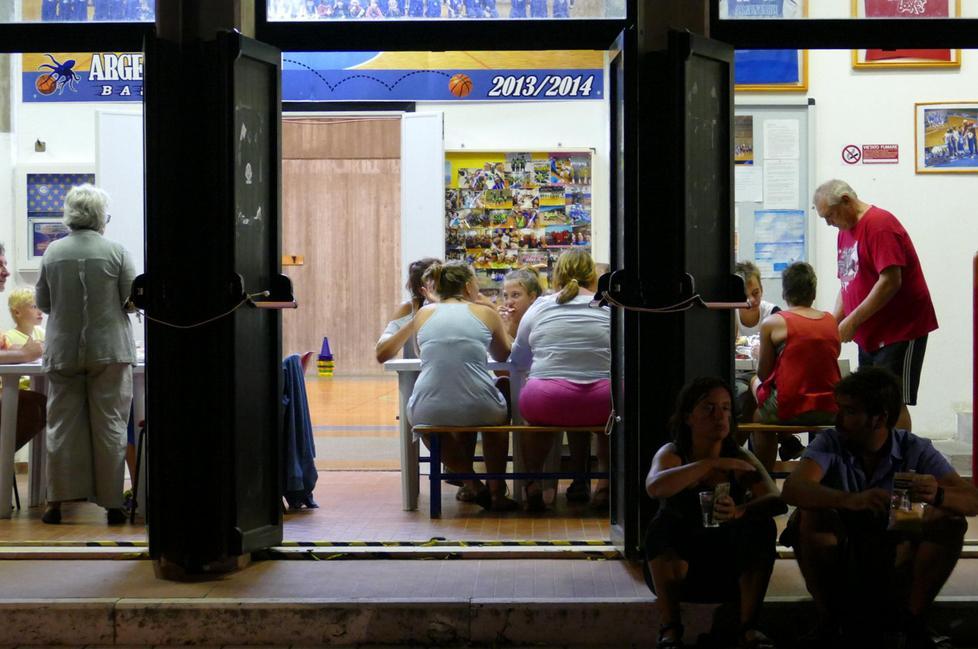 La lunga notte degli sfollati tra le brandine del palasport 