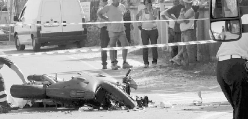 A destra la rimozione della salma e una scena straziante dell’incidente costato la vita al giovane artigiano di Empoli