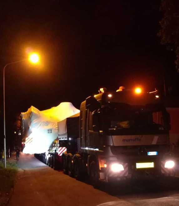 Il carico è eccezionale Camion non passa Sgonfiate le gomme
