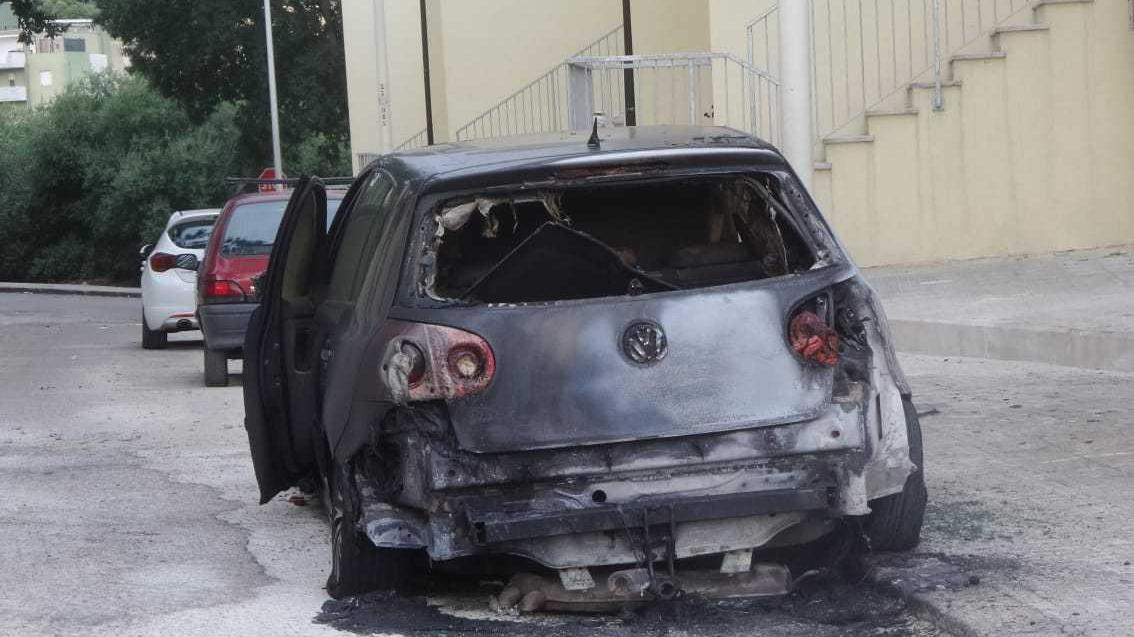 Incendiari in azione, bruciate due auto 