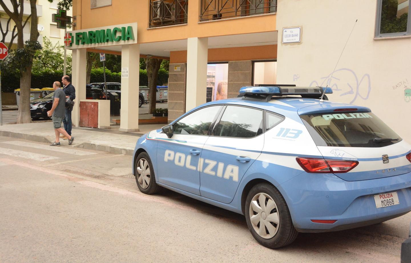 Armato di pistola rapina una farmacia 