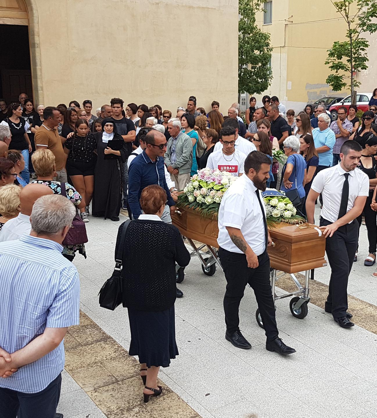 L’addio a Daniela, travolta da un camion sulla 131