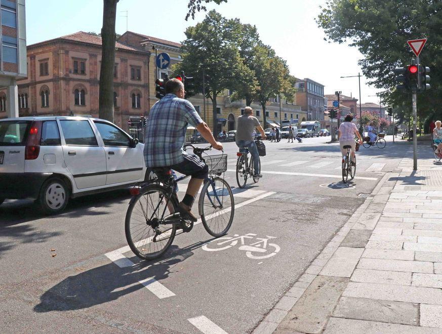 Le biciclette in prima fila. Multe alle auto che sgarrano 