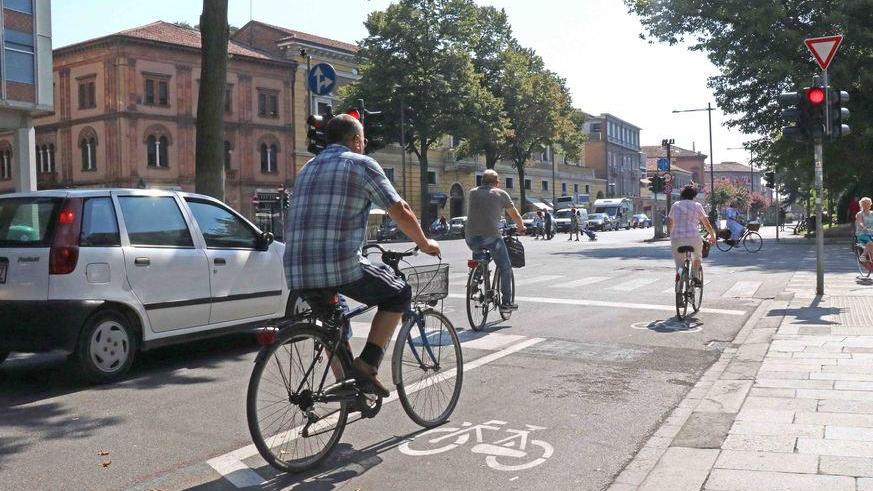 Le biciclette in prima fila. Multe alle auto che sgarrano