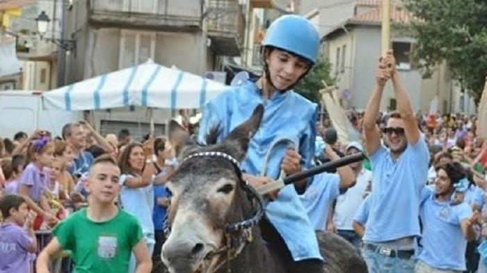 Il palio degli asinelli compie dieci anni e si tinge di rosa