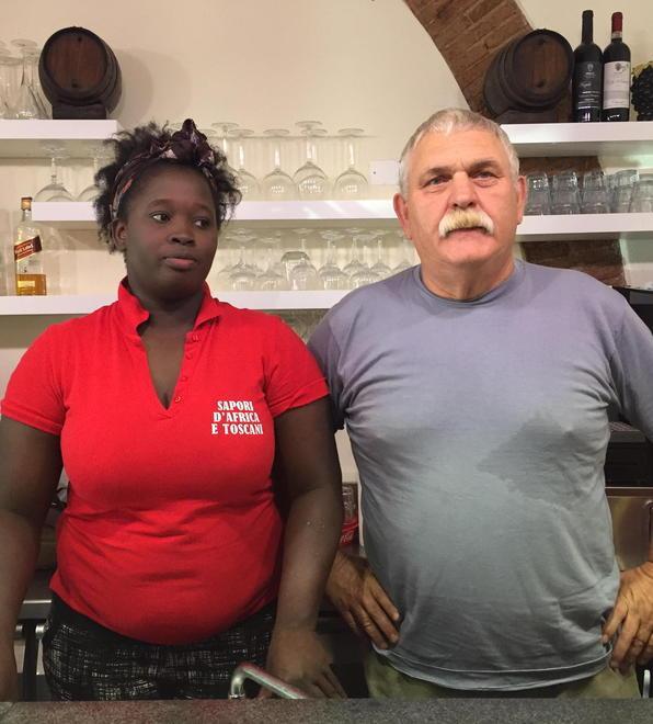 Sassaiola e insulti contro i clienti del locale tosco-senegalese 