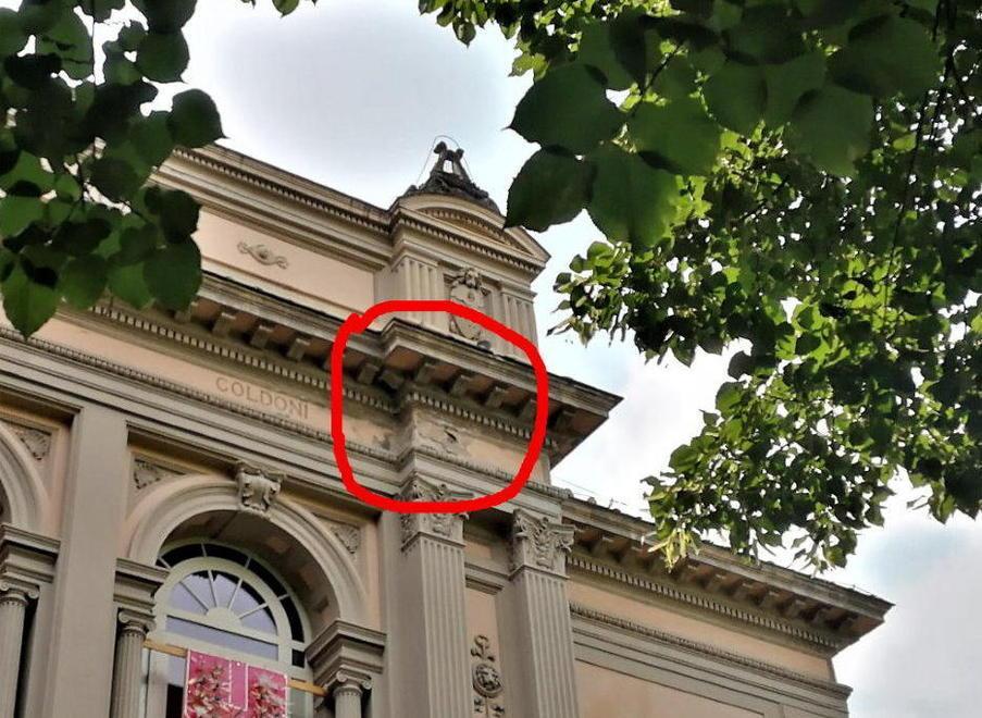 «Sulla facciata del teatro rischio crollo calcinacci: intervenite con urgenza»