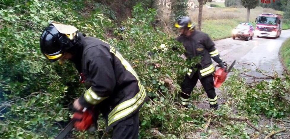 Cade un masso sull’auto in corsa Si salvano in due 