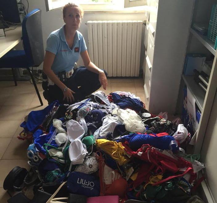 Borse e 200 costumi da bagno maxi sequestro sulla spiaggia 
