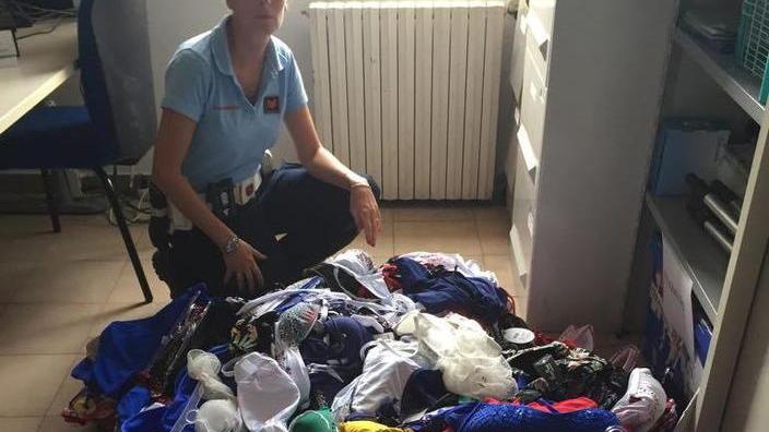 Borse e 200 costumi da bagno maxi sequestro sulla spiaggia