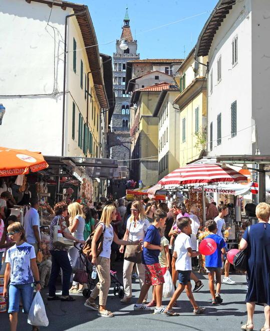 Giovane accoltellato «Non stia a Pistoia chi non ne ha diritto»