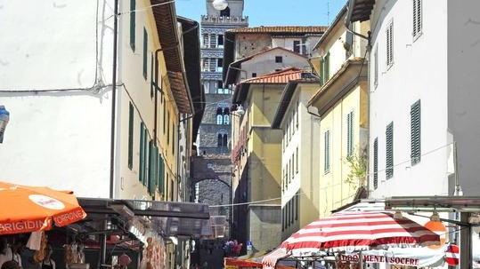Giovane accoltellato «Non stia a Pistoia chi non ne ha diritto»