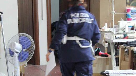 Sequestrata confezione con posti letto all’interno Identificati dieci operai