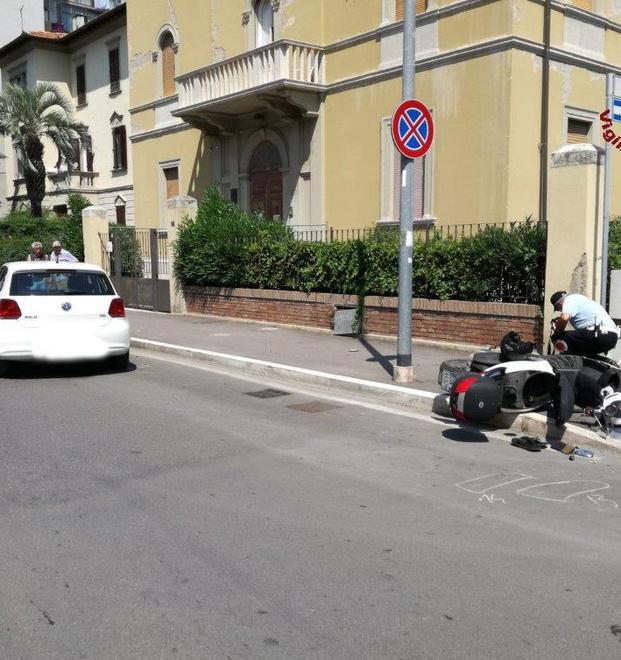 Auto inverte la marcia Vigile del fuoco travolto sullo scooter 